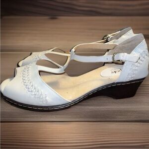 New SoftSpots Tatianna Pearl Leather Sandals, Women’s size 10 W, NWOB